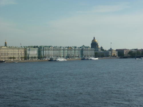 Vue sur le musée Ermitage et la Néva